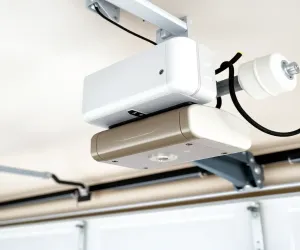 Jak zamontować napęd do bramy garażowej uchylnej